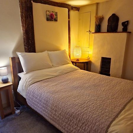 Central Gloucester Self-Catering Flat - A Hidden Gem Exterior photo