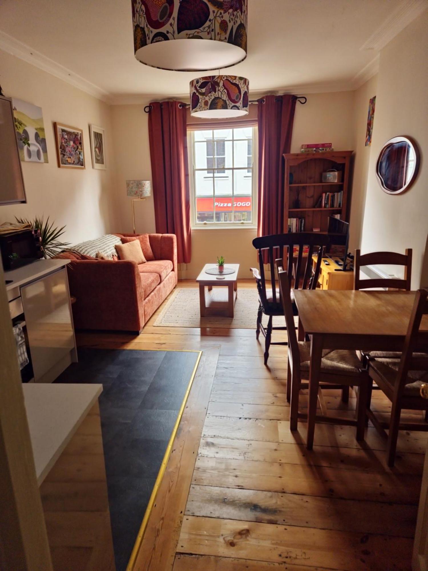 Central Gloucester Self-Catering Flat - A Hidden Gem Exterior photo