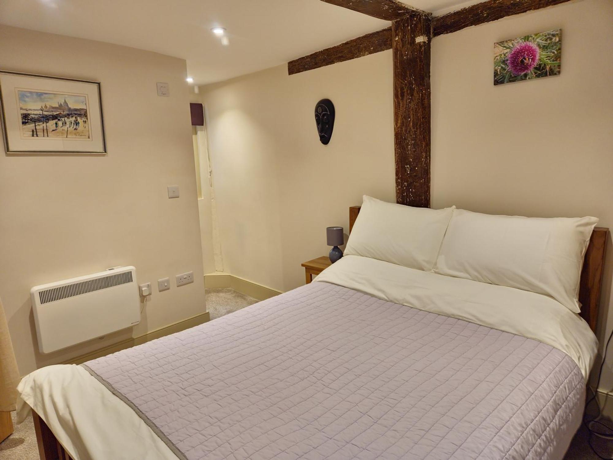 Central Gloucester Self-Catering Flat - A Hidden Gem Exterior photo
