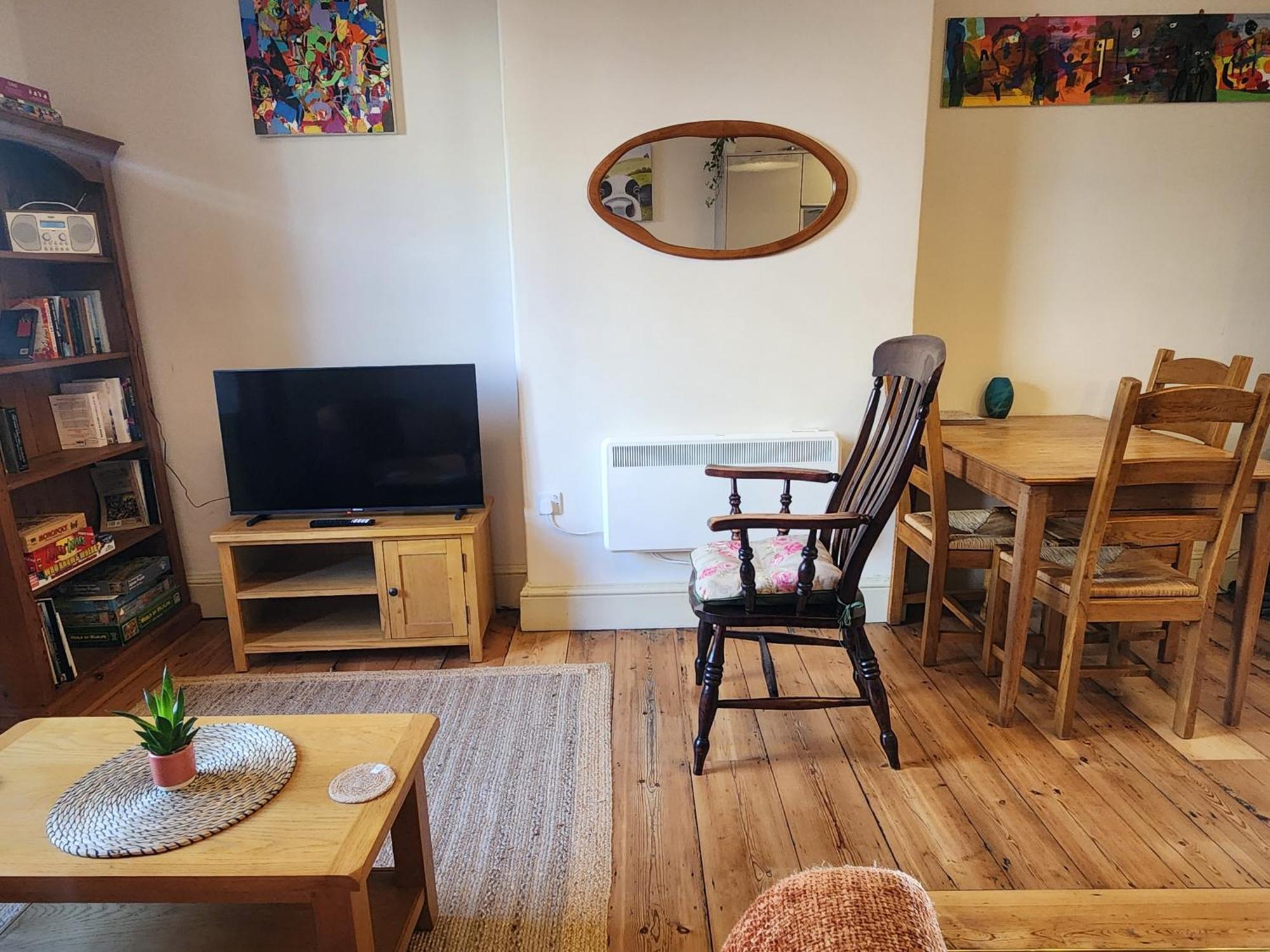 Central Gloucester Self-Catering Flat - A Hidden Gem Exterior photo